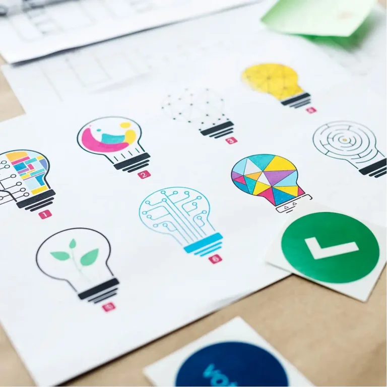Planejamento de design gráfico em consultoria Dektri Comunicação